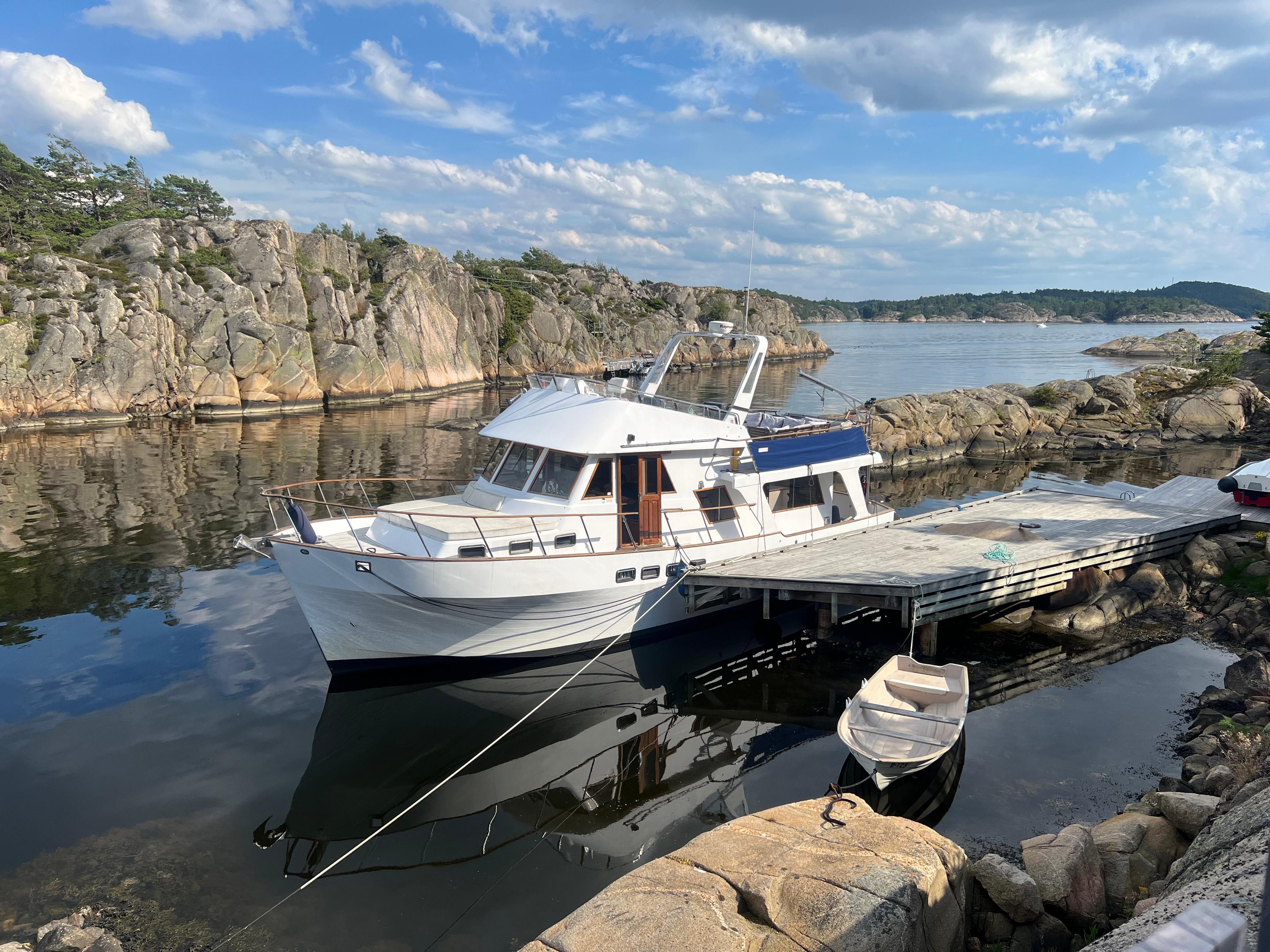 Oppmøte ved denne båten på brygga